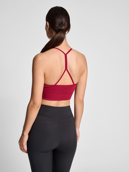 hmlTIFFY SEAMLESS SPORTS TOP, CABERNET, model