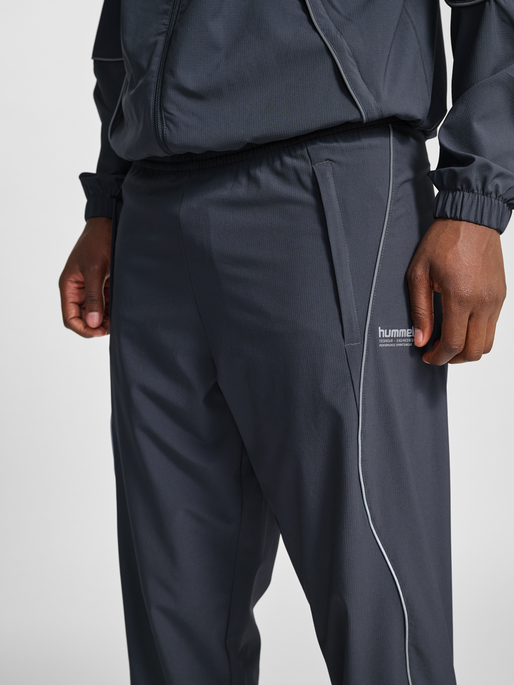 hmlPULSE WOVEN PANTS, EBONY, model