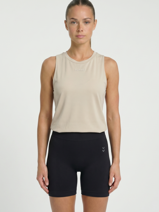 hmlVANJA TECH TOP, OVERCAST, model