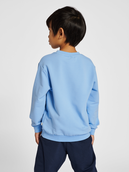 hmlDOS SWEATSHIRT, DUSK BLUE, model