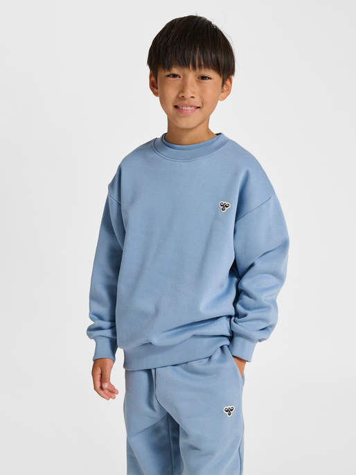 hmlJR LOOSE CREWNECK BEE, FADED DENIM, model