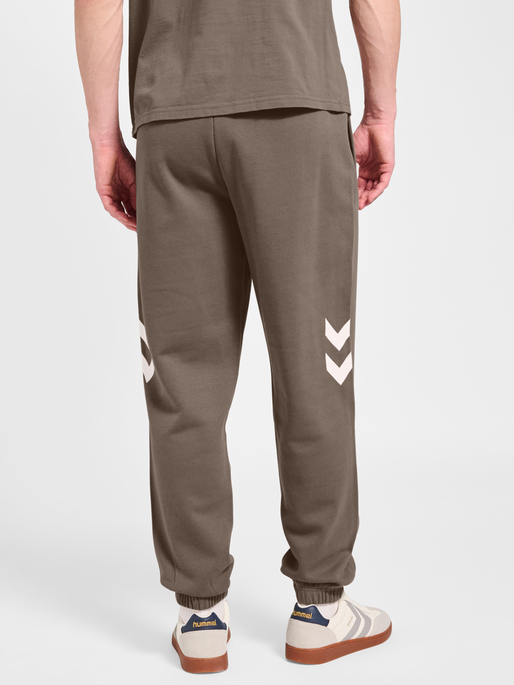 hmlLEGACY 2.0 SWEATPANTS, DARK NIGHT, model