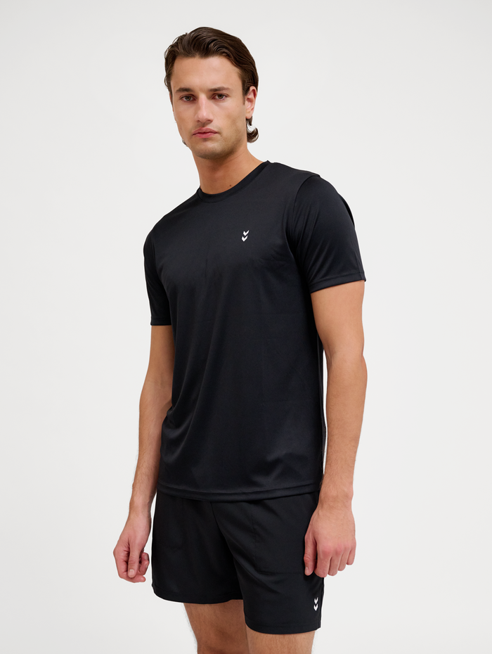 hmlPULSE TRAINING  T-SHIRT S/S, BLACK, model