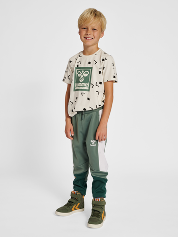 hmlJASON PANTS, LAUREL WREATH, model