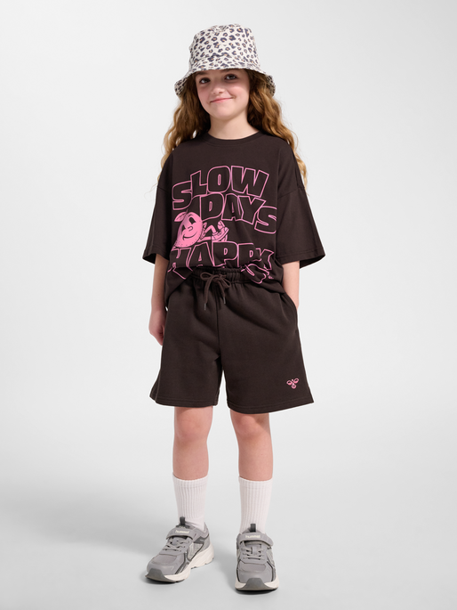hmlJR JUMP BOXY SWEAT SHORTS, CHOCOLATE TORTE, model
