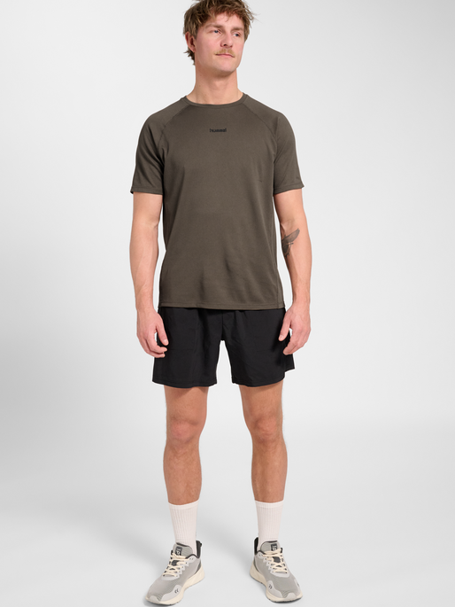 hmlMOMENTUM T-SHIRT S/S, MAJOR BROWN, model