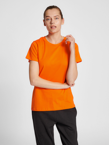 hmlRED BASIC T-SHIRT S/S WOMAN, ORANGE TIGER, model