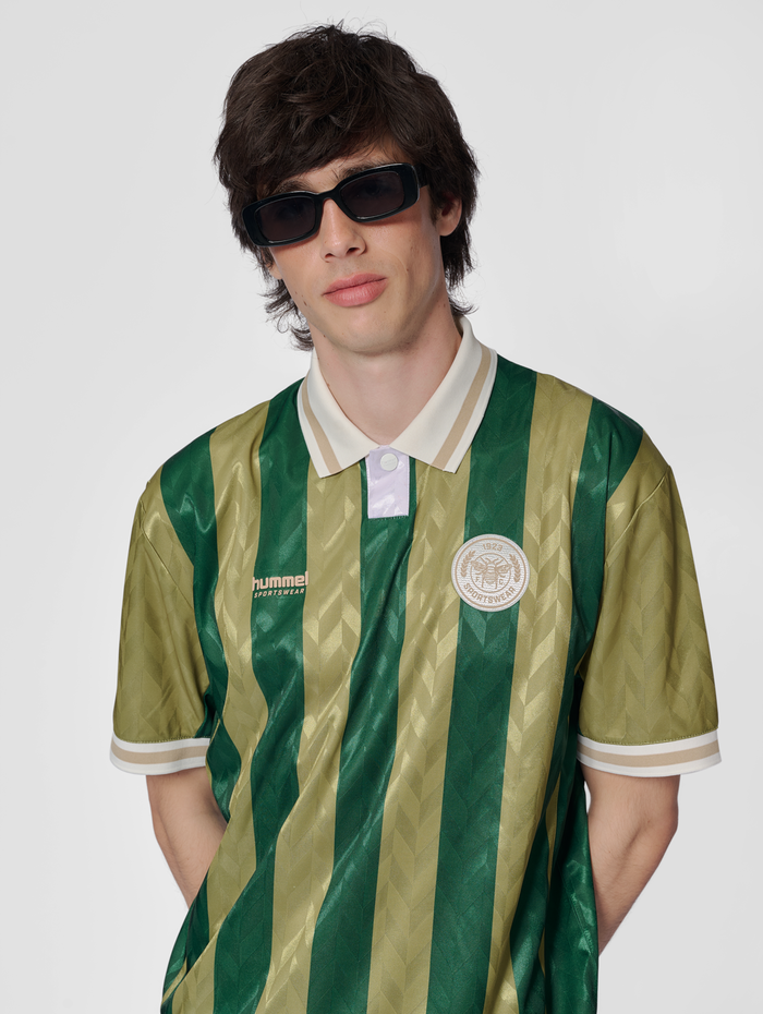 hmlOVERSIZED SOCCER JERSEY S/S, EDEN, model