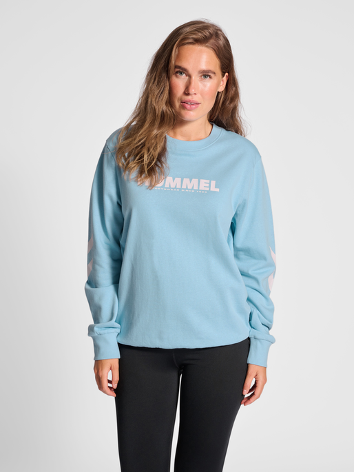 hmlLEGACY SWEATSHIRT, PLACID BLUE, model