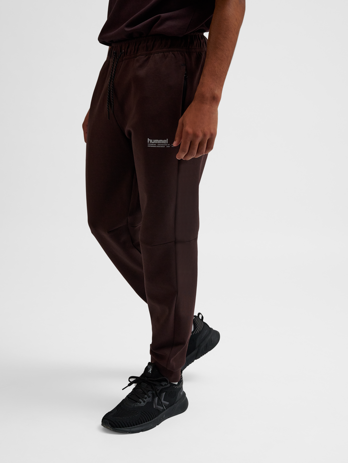 hmlTECH FLEECE REGULAR PANTS, CHOCOLATE PLUM, model
