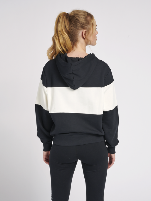 hmlLGC MUSA HOODIE, BLACK, model