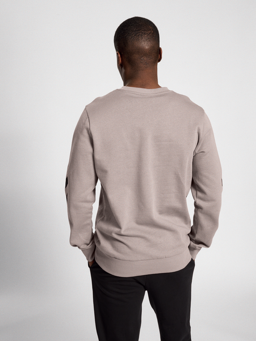 hmlLEGACY SWEATSHIRT, MOON ROCK, model