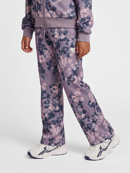 hmlJR REG POLY AOP PANTS, GRAY RIDGE, model