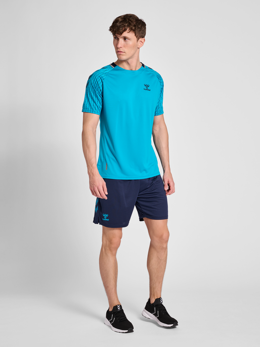 hmlONGRID POLY SHORTS, MARINE/ATOMIC BLUE, model