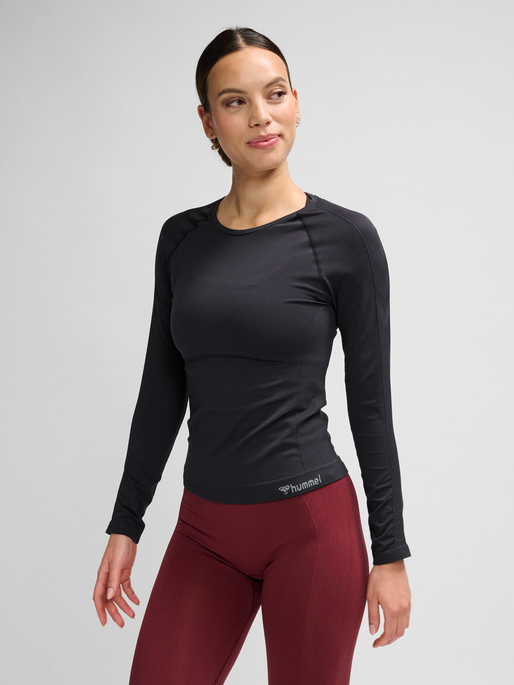 hmlCLEA SEAMLESS TIGHT T-SHIRT LS, BLACK MELANGE, model