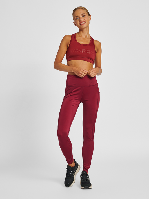 hmlTE TOLA SPORTS BRA, CABERNET, model