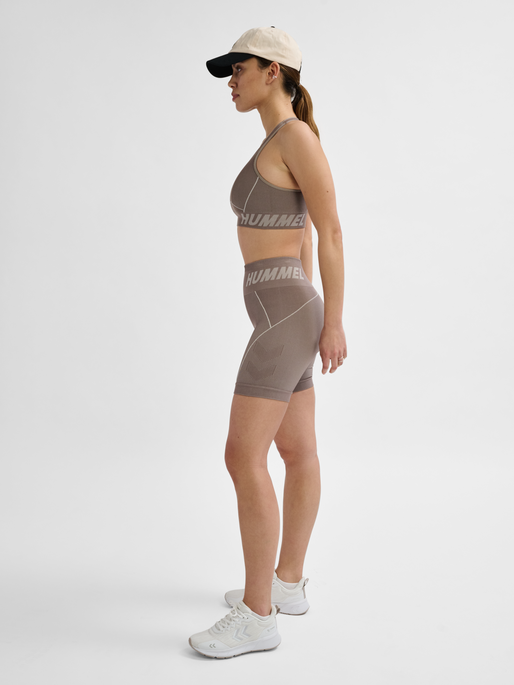 hmlTE CHRISTEL SEAMLESS SPORTS TOP, CHATEAU GRAY/DRIFTWOOD MELANGE, model