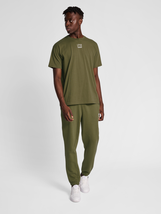 hmlLP10 BOXY T-SHIRT, IVY GREEN, model