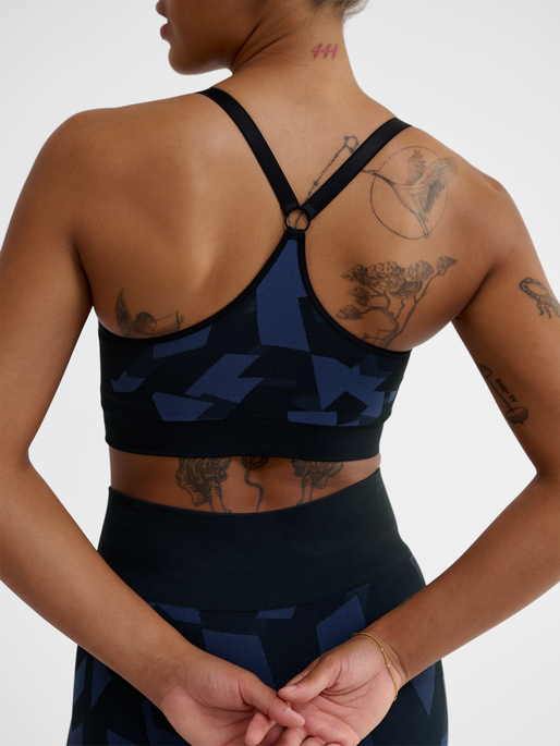 hmlCOMBINE SEAMLESS PADDED BRA, BLUE INDIGO MELANGE, model