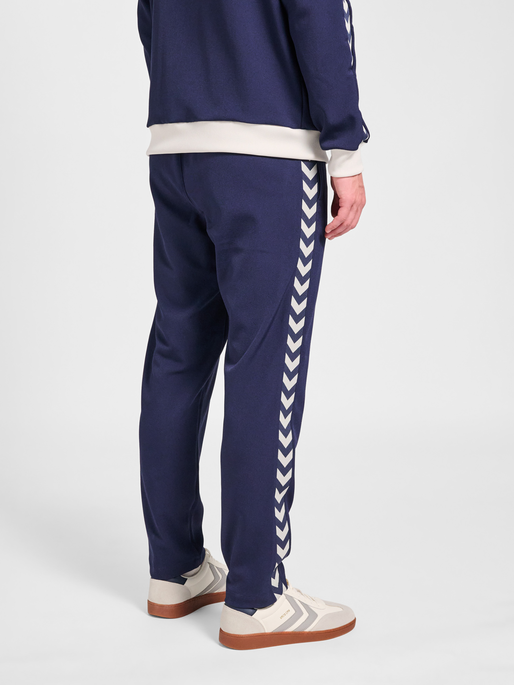hmlROOT TRACK PANTS, MARINE, model