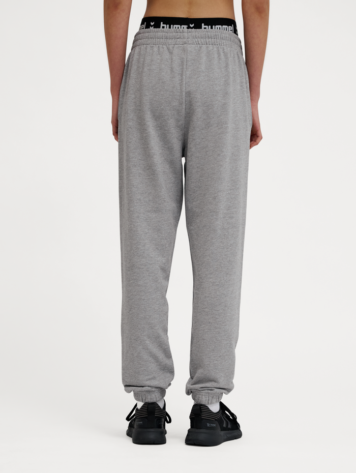hmlPULSE W SWEAT PANTS, GREY MELANGE, model