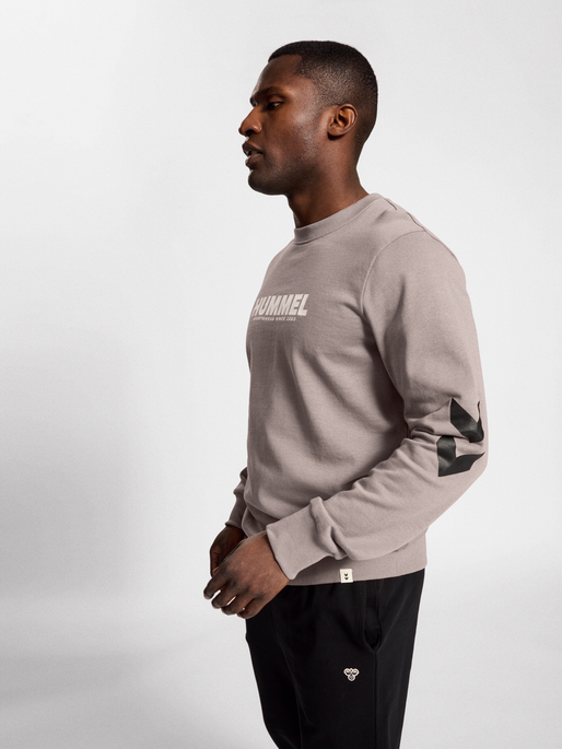 hmlLEGACY SWEATSHIRT, MOON ROCK, model