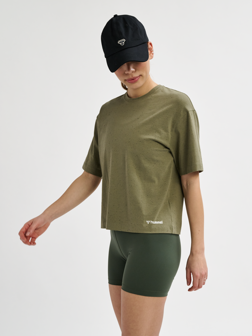 hmlMT ULTRA BOXY SHORT T-SHIRT, DEEP LICHEN GREEN MELANGE, model