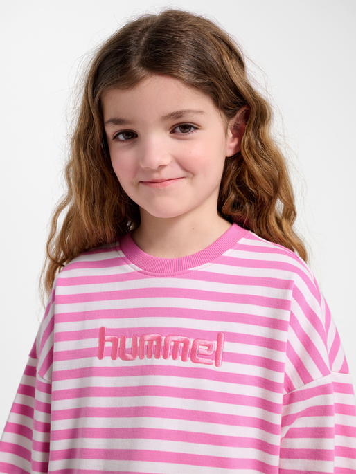 hmlJR GEGGO STRIPE SWEATSHIRT, FUCHSIA PINK, model