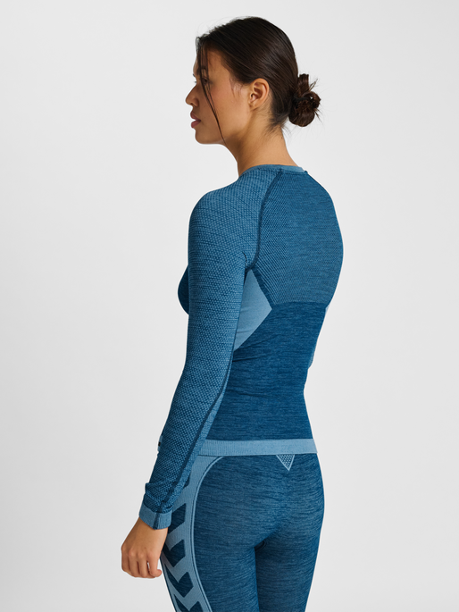 hmlCLEA SEAMLESS TIGHT T-SHIRT L/S, NAVY PEONY/FADED DENIM, model