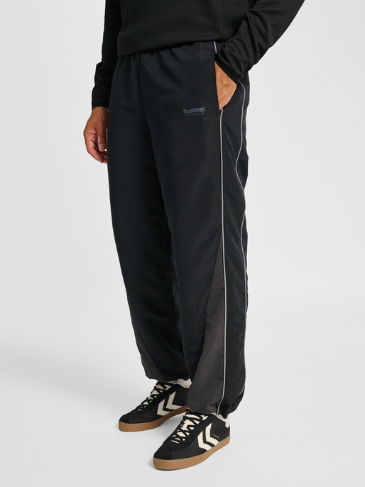 hmlLOOSE TRACK PANTS TOPSCORER, BLACK/EBONY, model
