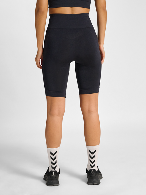 hmlTIF SEAMLESS CYLING SHORTS, BLACK hmlTIF SEAMLESS CYLING SHORTS, BLACK, model