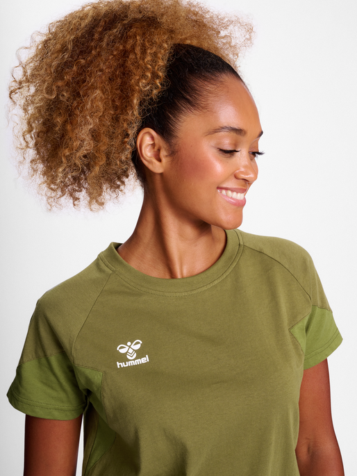 hmlTRAVEL T-SHIRT S/S WOMAN, MILITARY OLIVE, model