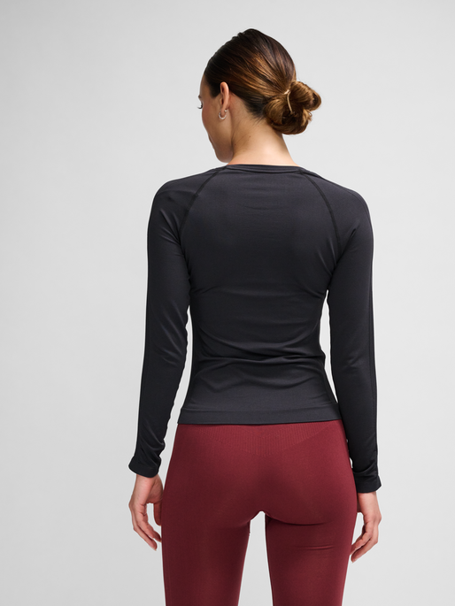 hmlCLEA SEAMLESS TIGHT T-SHIRT LS, BLACK MELANGE, model