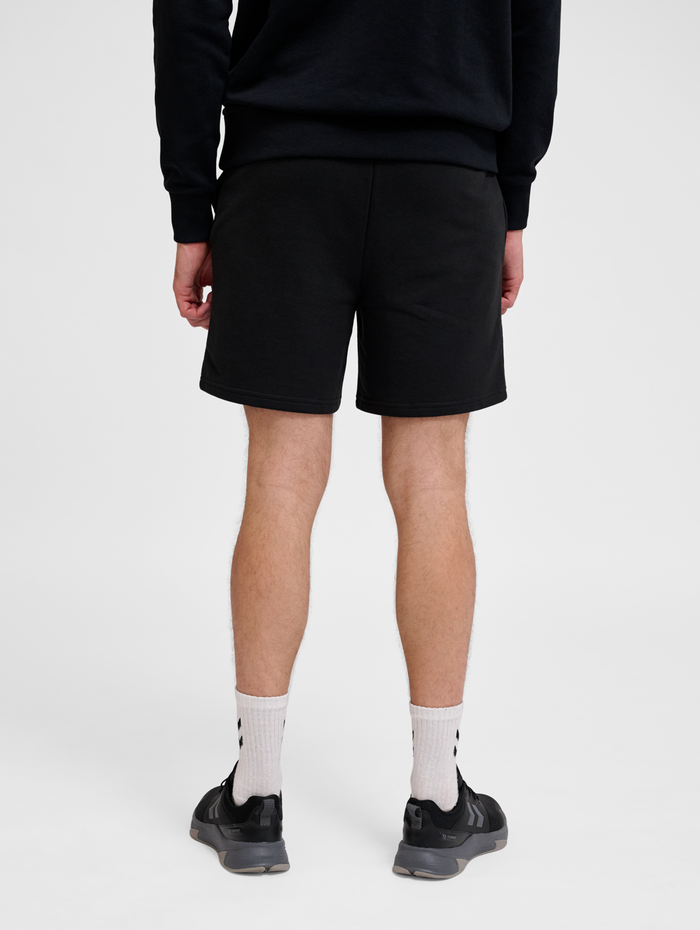 hmlPULSE SWEAT SHORTS, BLACK, model