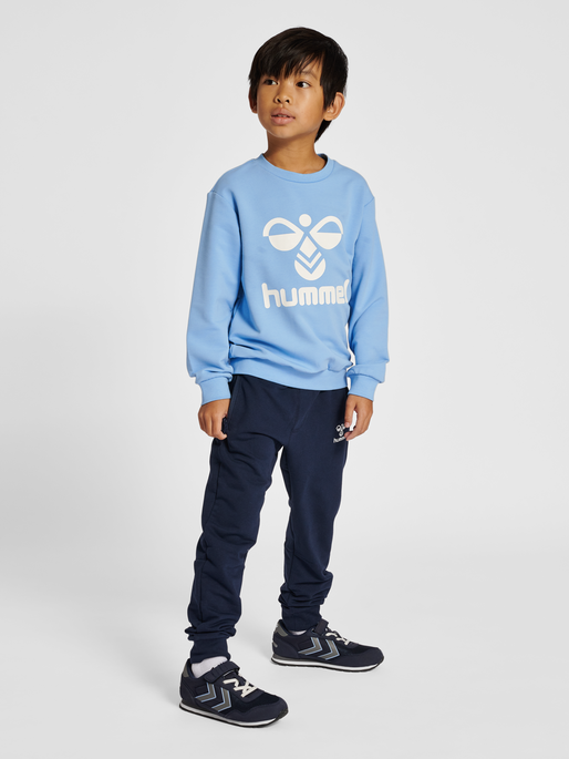 hmlDOS SWEATSHIRT, DUSK BLUE, model