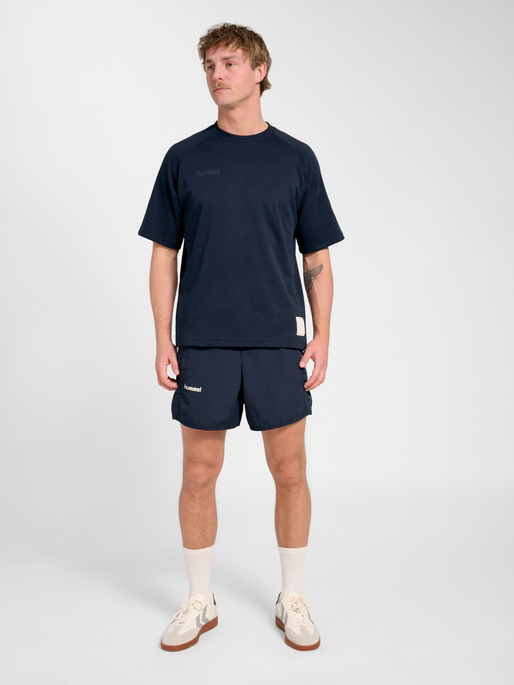 hmlWORLD 26 T-SHIRT S/S, DARK SAPPHIRE, model
