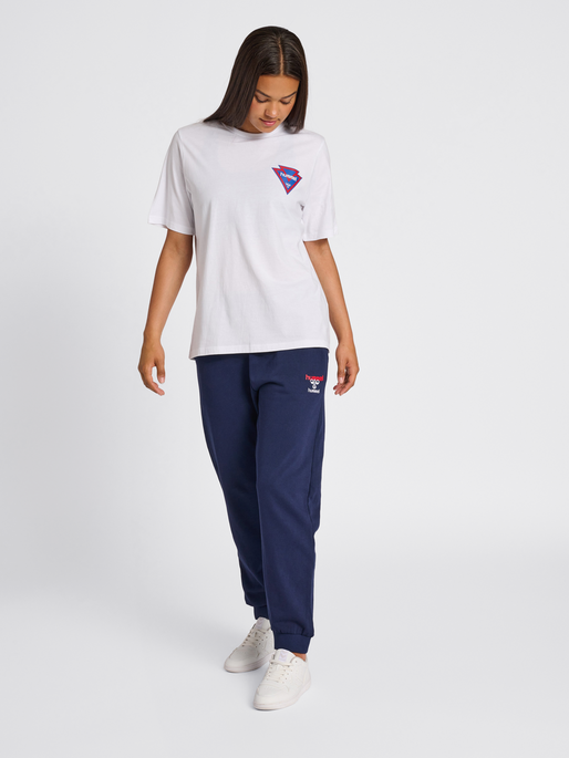 hmlIC POWEL T-SHIRT, WHITE, model