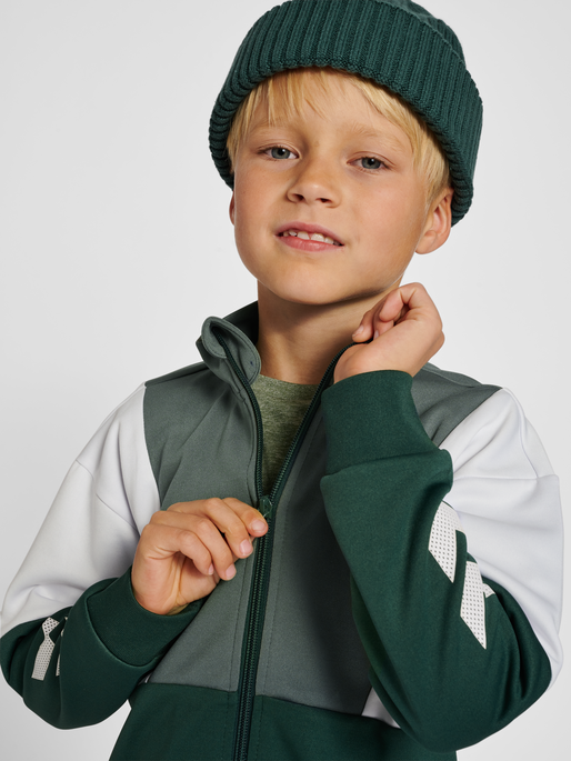 hmlRUPHUS ZIP JACKET, PINENEEDLE, model