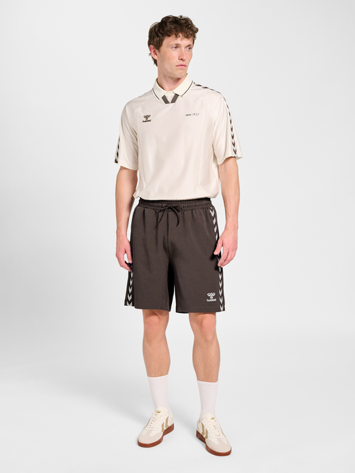 hmlROOT SHORTS, CHOCOLATE BROWN, model