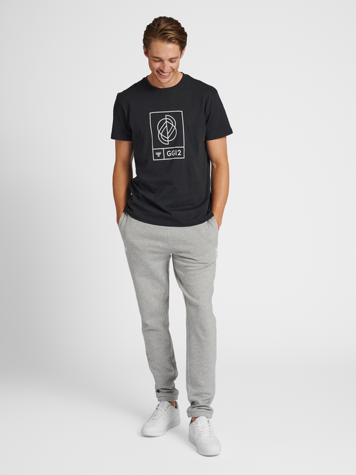 hmlGG12 SWEAT PANTS, GREY MELANGE, model