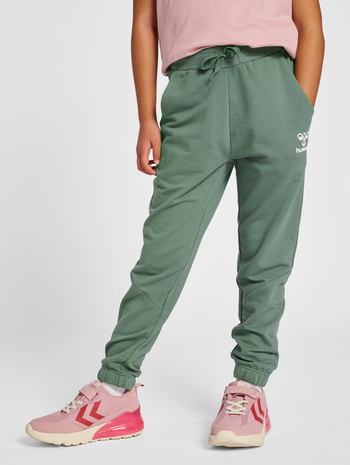 hmlNUTTIE PANTS, LAUREL WREATH, model