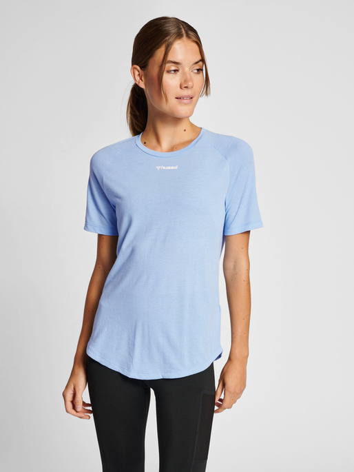 hmlMT VANJA T-SHIRT, PLACID BLUE, model