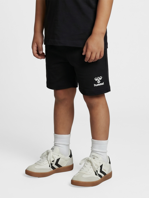 hmlESSENTIAL TRAINING SHORTS KIDS, BLACK, model