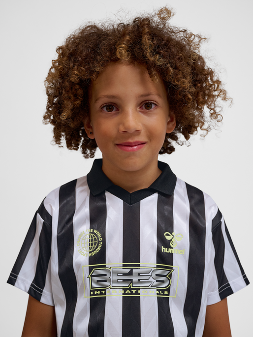 hmlVIGO FOOTBALL T-SHIRT S/S, BLACK, model