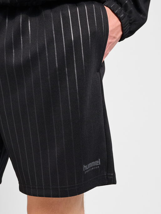 hmlSTRIPE SHORTS, BLACK, model