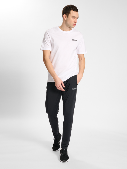 hmlBOOSTER T-SHIRT, WHITE, model