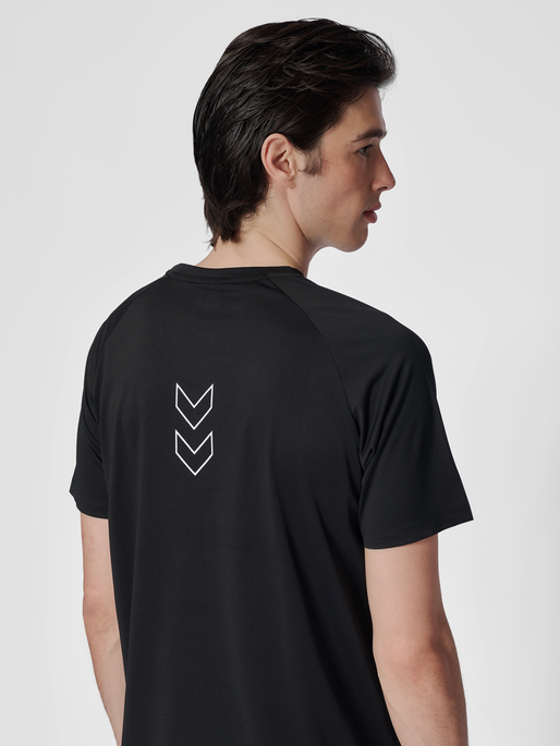 hmlCOURT LIGHT WEIGHT T-SHIRT, LIGHT GREY/BLACK, model