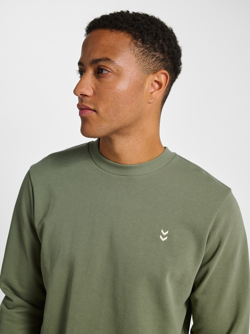 hmlPULSE SWEAT CREWNECK, DEEP LICHEN GREEN, model