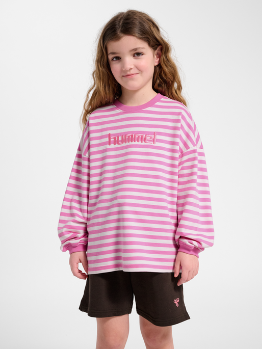hmlJR GEGGO STRIPE SWEATSHIRT, FUCHSIA PINK, model