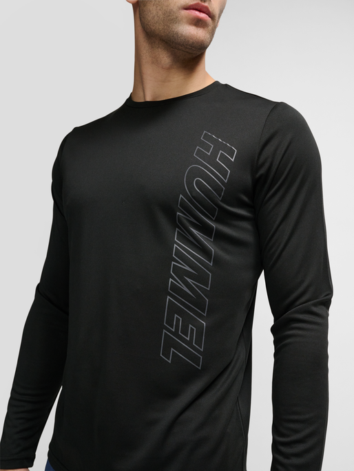 hmlTE TOPAZ T-SHIRT L/S, BLACK, model